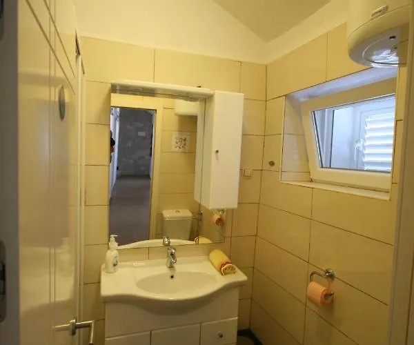 Semesterbostad House Sakarun *